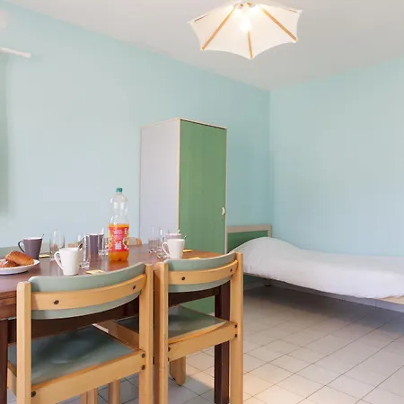 假日公园 Sous Les Pins 4*