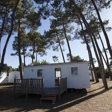 Sous Les Pins База отдыха 4*