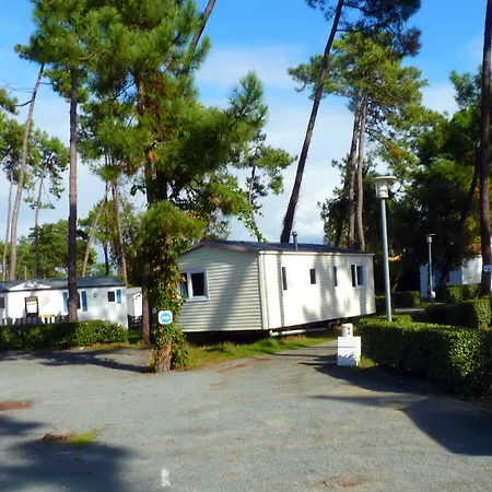 Sous Les Pins База отдыха 4*