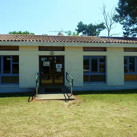 假日公园 Sous Les Pins 4*
