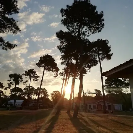 Résidence Sous Les Pins Village de vacances 4*
